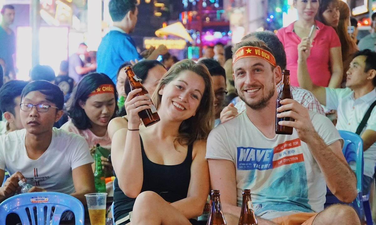 Drink beer at Bui Vien Street